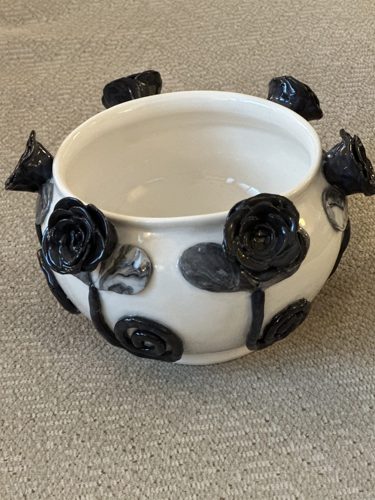 Black roses on a white bowl